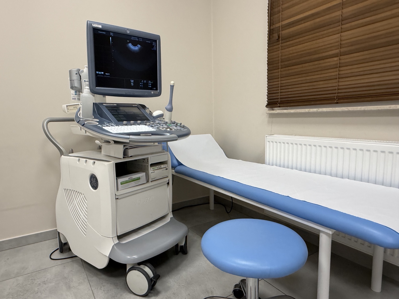 Aparat USG i leżanka w gabinecie Ulman Clinic