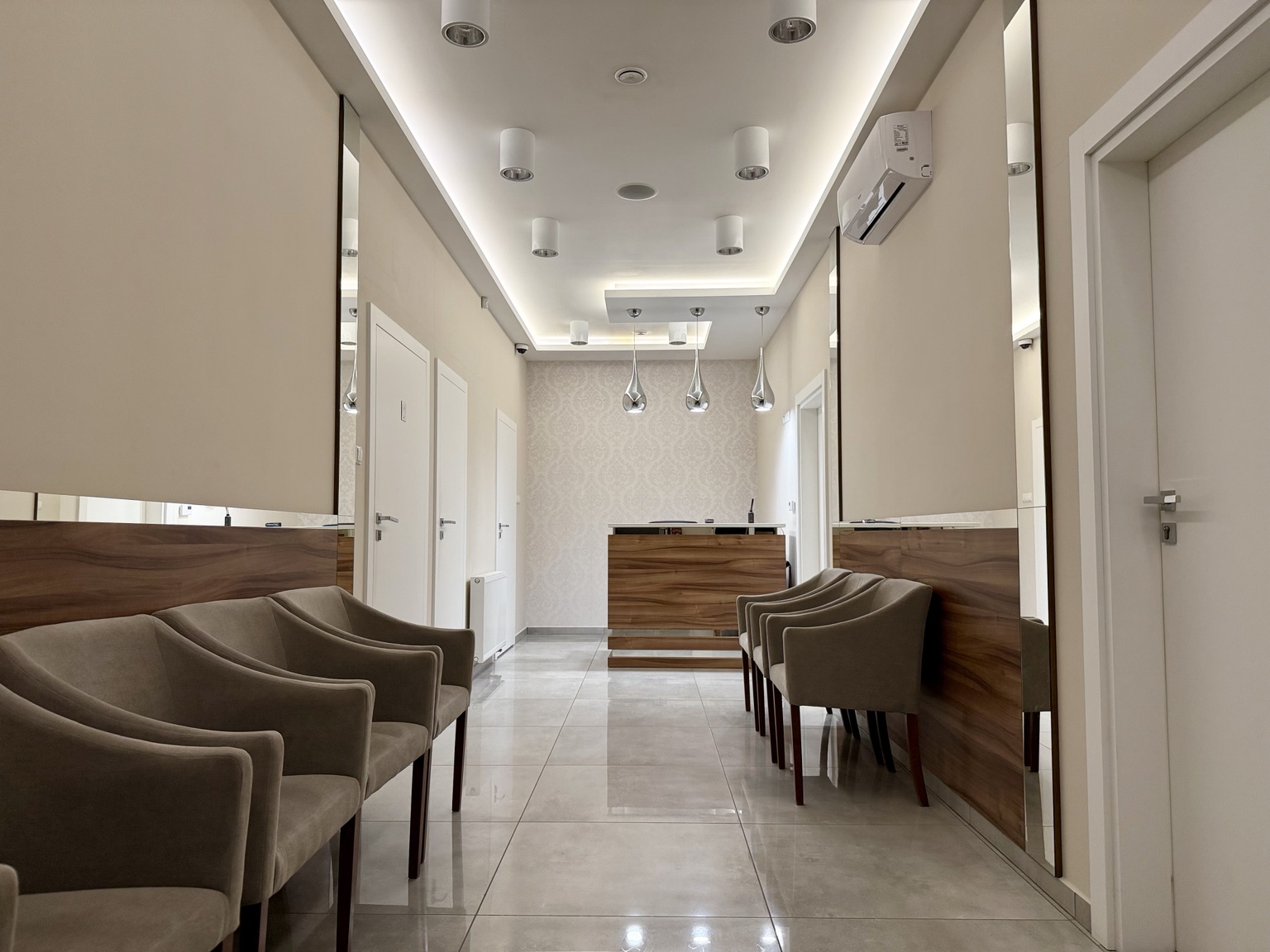Poczekalnia Ulman Clinic z fotelami i recepcją